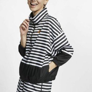 NWT NIKE LOOSE ACTIVEWEAR JACKET